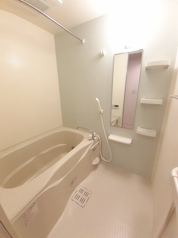 バス・シャワールーム　コンパクトで使いやすいお風呂です