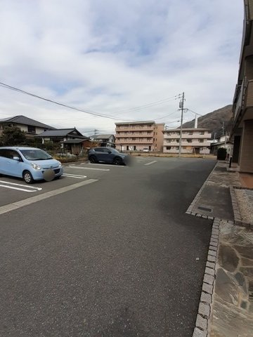 駐車場　駐車場があるので、車を買う予定の方も安心です