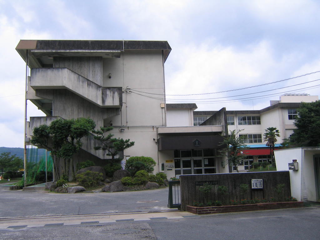 小学校　多治見市立根本小学校（小学校）まで566m