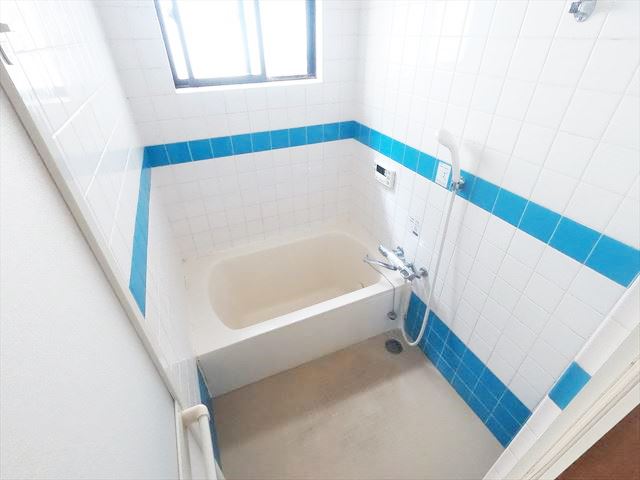 バス・シャワールーム　追い炊き機能と窓の付いた理想的な浴室