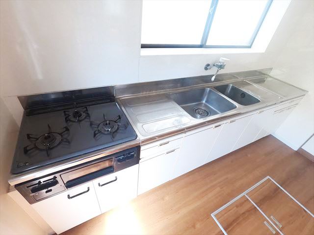 キッチン　使い勝手の良い３口のシステムガスキッチン