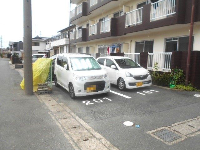 【浜松市中央区中野町のマンションの駐車場】