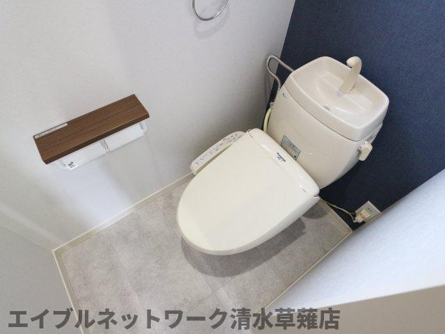 トイレ　落ち着いた色調のトイレです