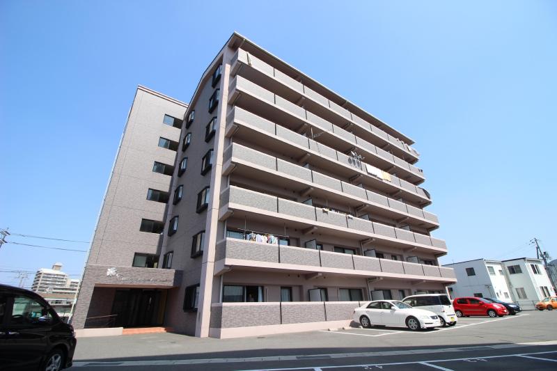東広島市西条町助実のマンションの建物外観