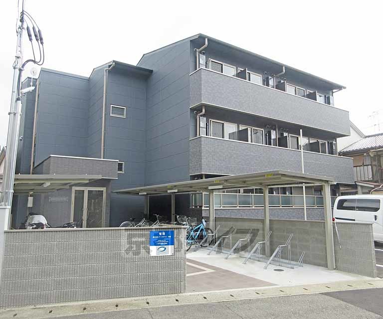 京都市山科区御陵中内町のアパートの建物外観