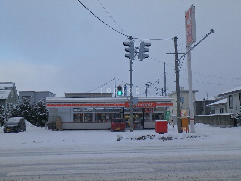 【札幌市中央区南二十九条西のアパートのコンビニ】