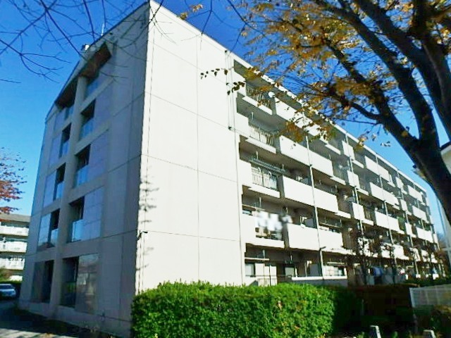 下野市祇園のマンションの建物外観