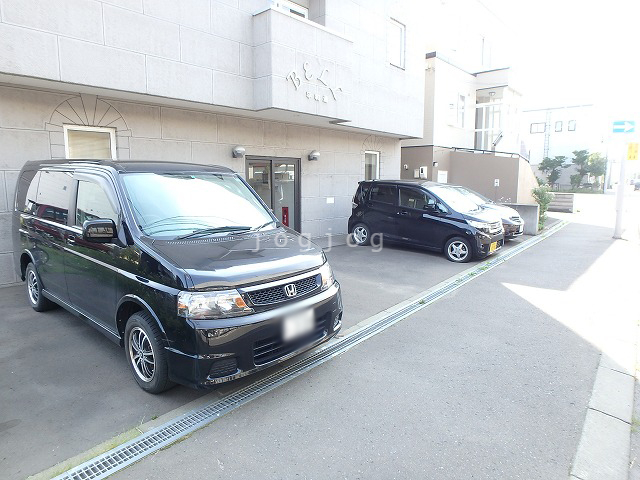 【札幌市白石区平和通のマンションの駐車場】