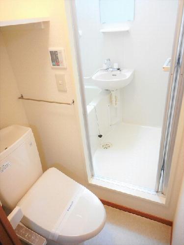 トイレ　トイレ内にお風呂の入口扉があります