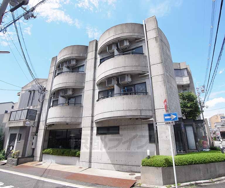 京都市中京区西ノ京冷泉町のマンションの建物外観