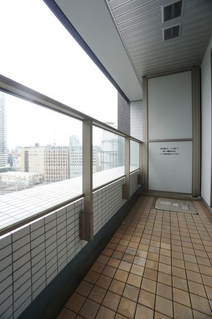 【港区東新橋のマンションのバルコニー】