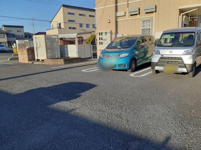 【サンフィールド・パレスの駐車場】