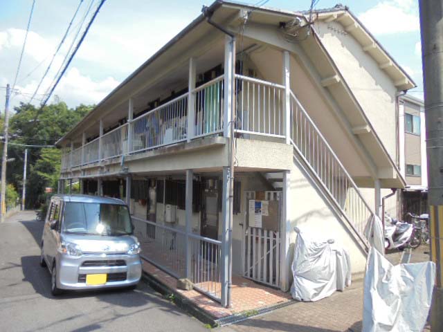 奈良市山陵町のアパートの建物外観