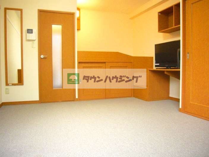 居室・リビング　1階はフローリング。2階はカーペット敷き。