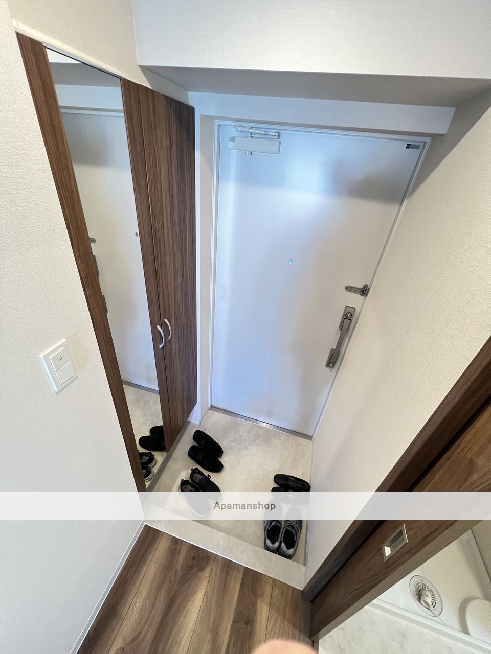 玄関　※同物件、別部屋の写真です。