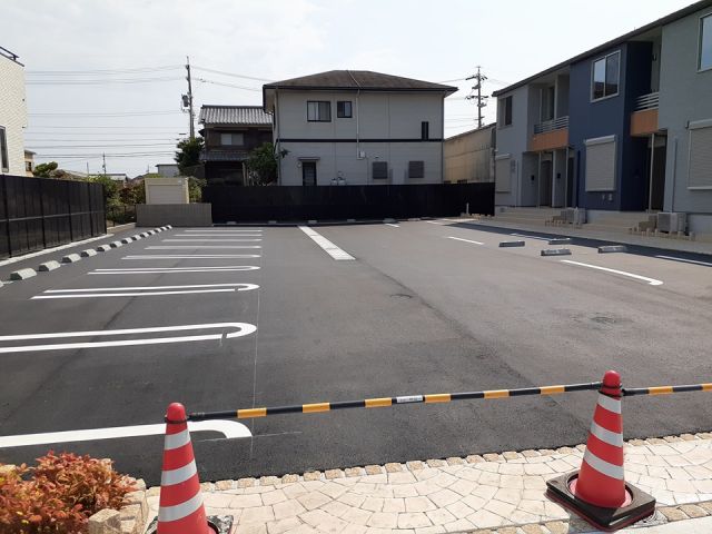 【三重郡川越町大字亀崎新田のアパートの駐車場】