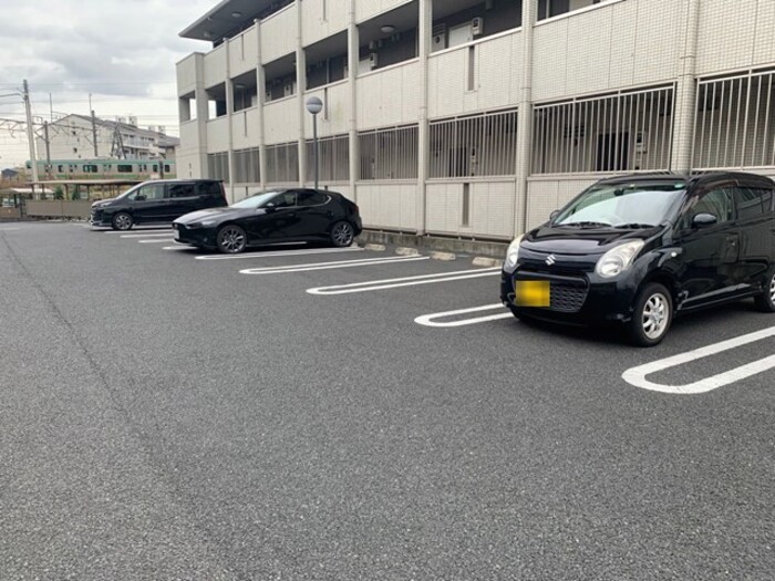 【クレストコート Ａの駐車場】