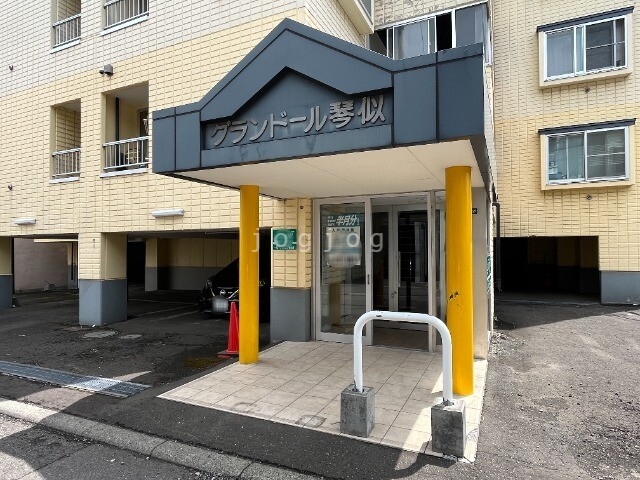 【札幌市西区琴似四条のマンションのエントランス】