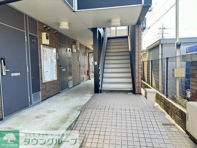 【坂戸市南町のマンションのエントランス】