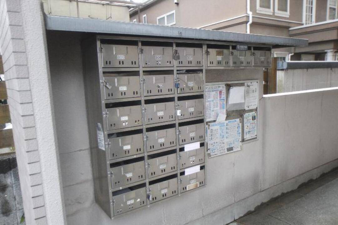 【松山市築山町のマンションのエントランス】