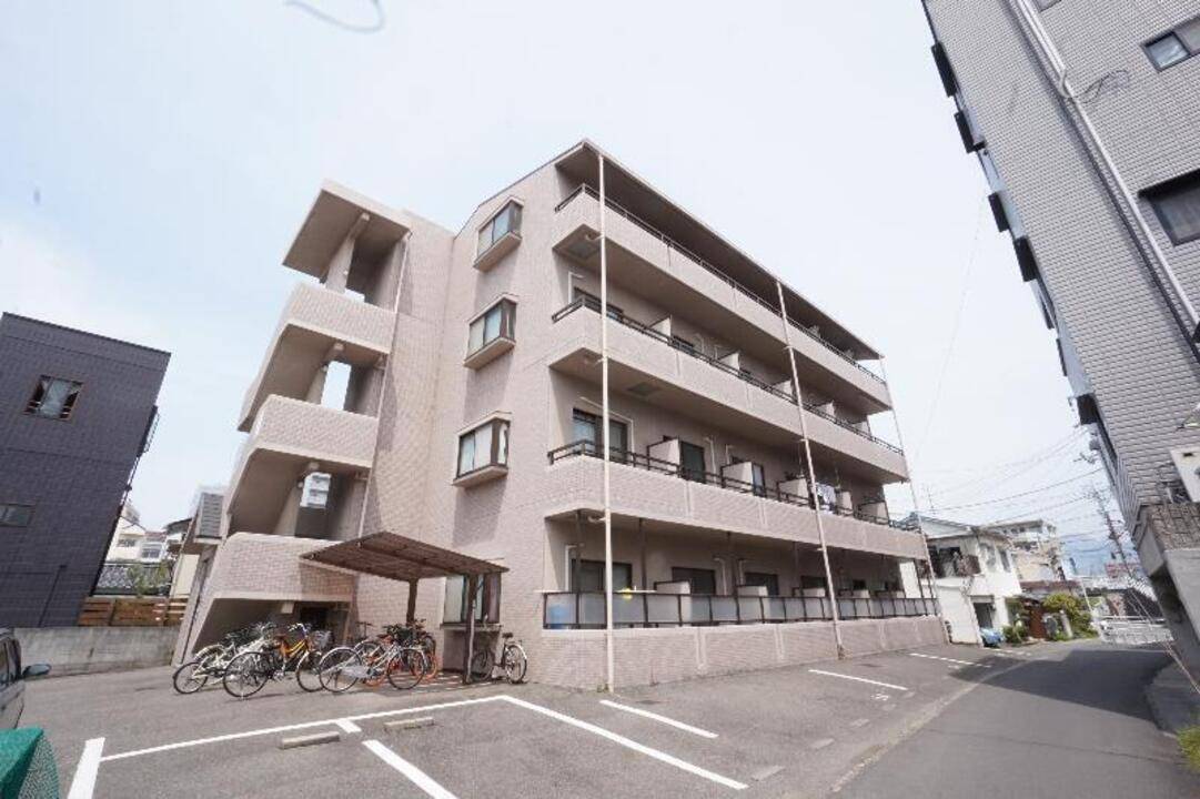 松山市築山町のマンションの建物外観