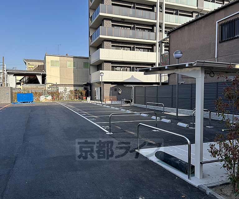 【京都市南区東九条南河辺町のマンションの駐車場】