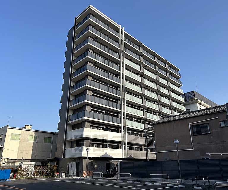 【京都市南区東九条南河辺町のマンションの建物外観】