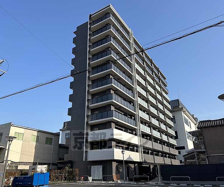 京都市南区東九条南河辺町のマンションの建物外観