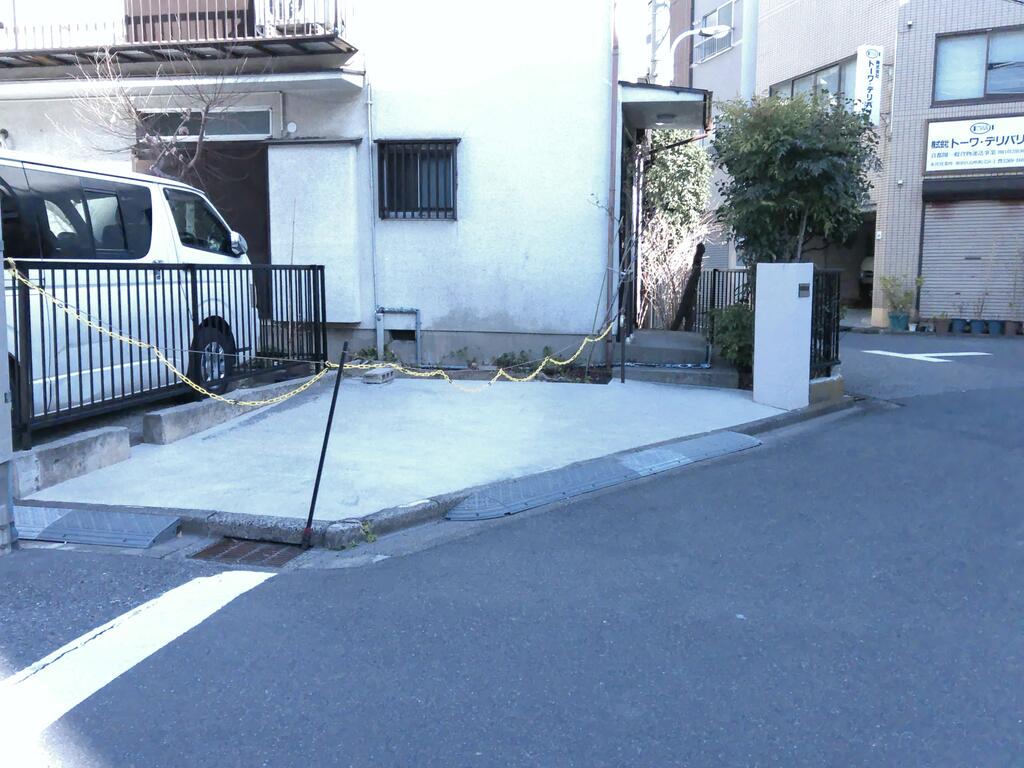 駐車場　敷地内駐車場あり（サイズ確認ください※大型不可）