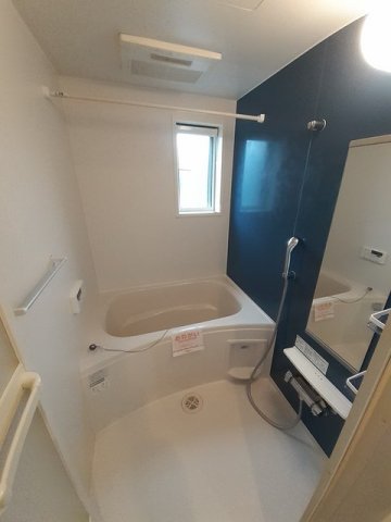 バス・シャワールーム　追い焚き・浴室乾燥機付きのお風呂です♪