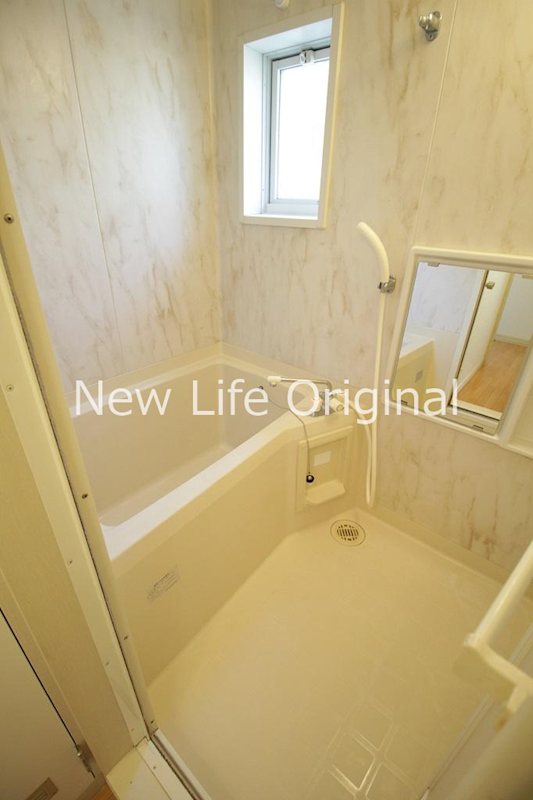 バス・シャワールーム　自然光の入るバスルームでくつろぎのひと時を。