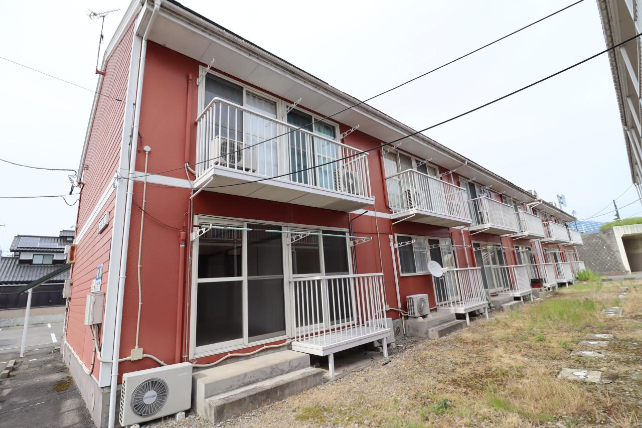 プレジール泉の建物外観