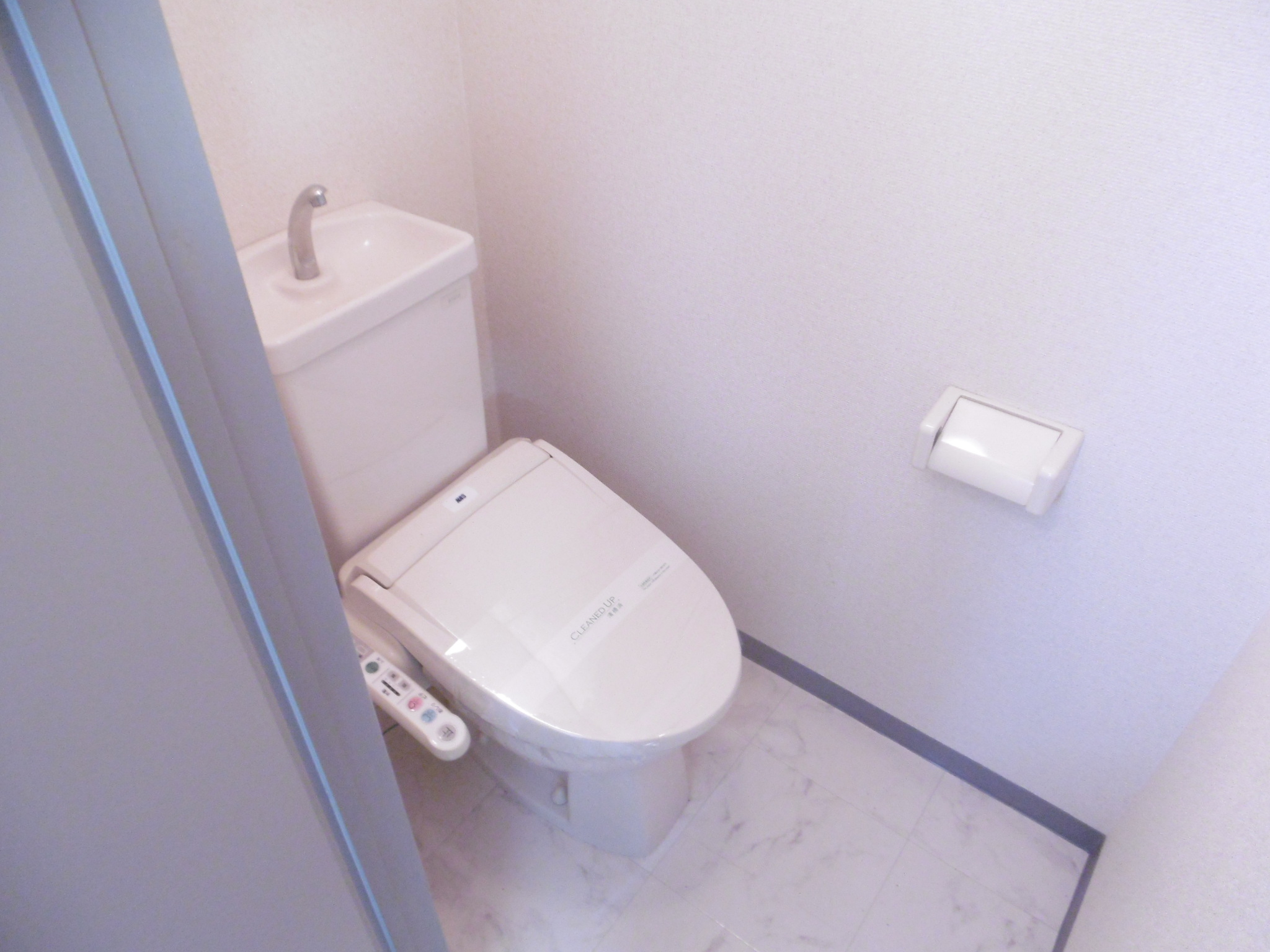 トイレ　※内観写真と動画は同アパート同間取り2階のお部屋のものです。