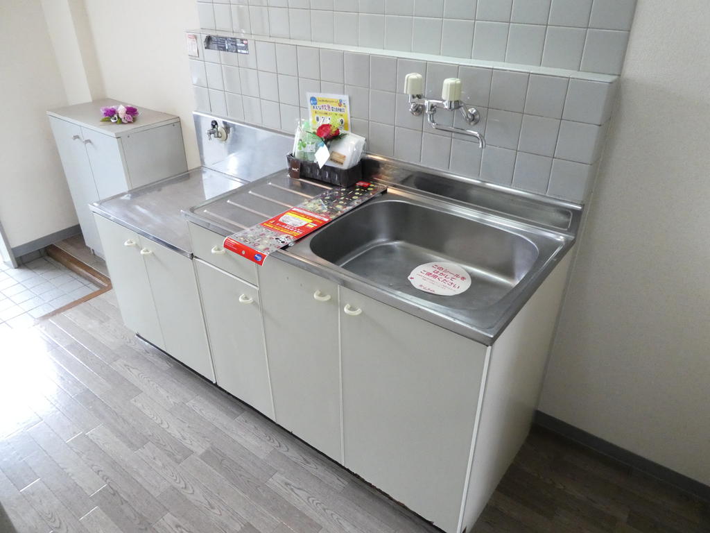 キッチン　※内観写真と動画は同アパート同間取り2階のお部屋のものです。