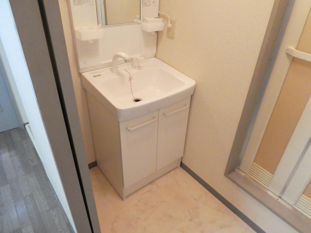 洗面設備　※内観写真と動画は同アパート同間取り2階のお部屋のものです。