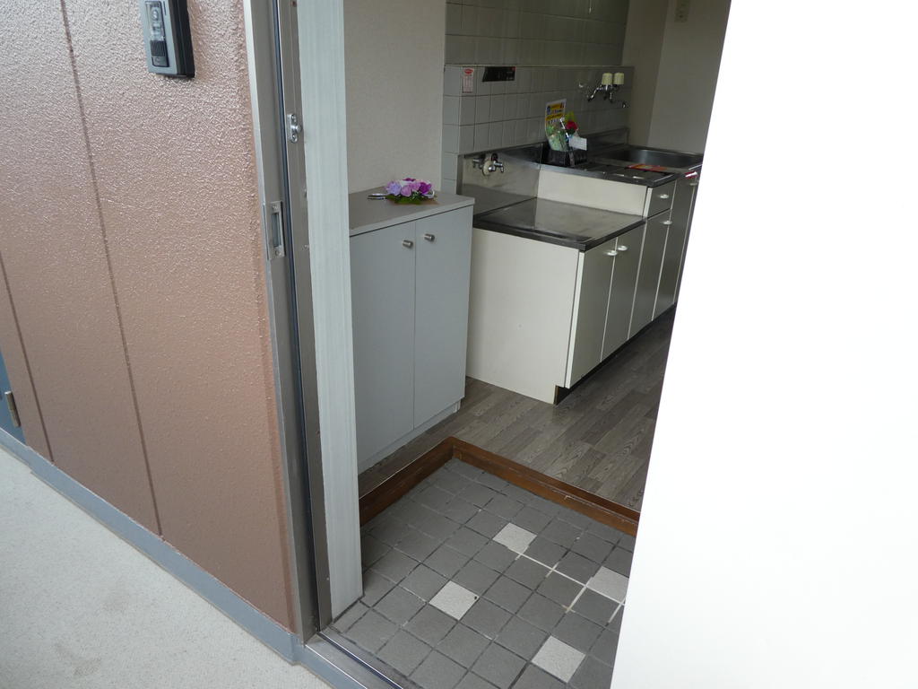 玄関　※内観写真と動画は同アパート同間取り2階のお部屋のものです。