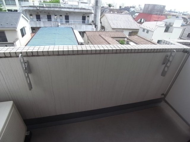 バルコニー　暖かな日差しのふりそそぐバルコニー