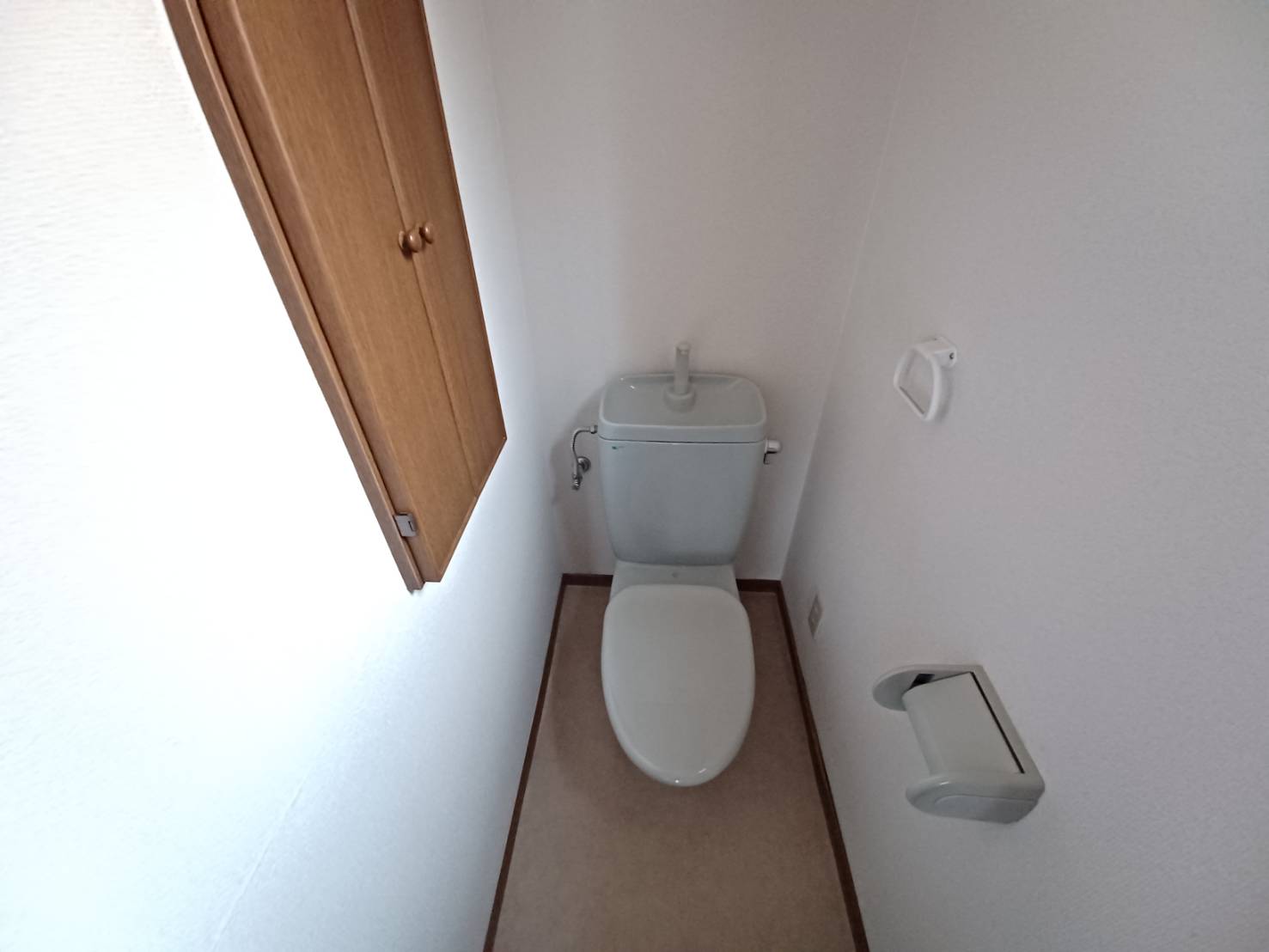 トイレ　落ち着いた色調のトイレです