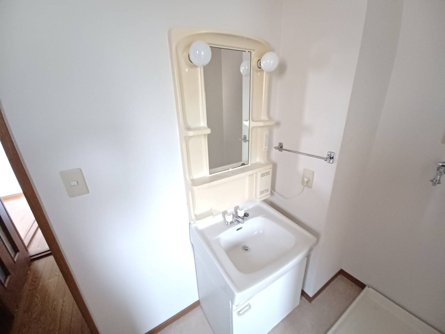 洗面設備　朝の支度にも助かる、独立の洗髪洗面化粧台