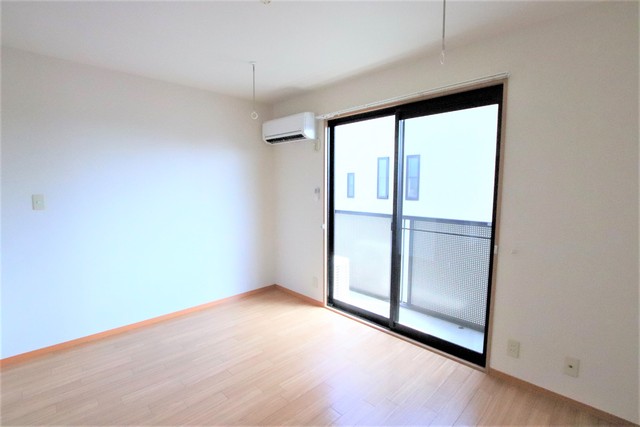 居室・リビング　キッチンとつながる南向きの明るい洋室６帖