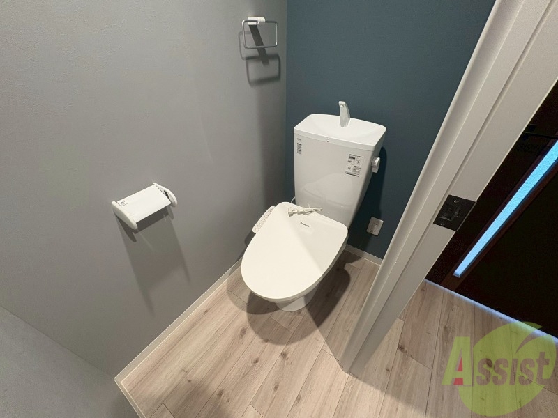 トイレ　暖房便座になっているので快適に使えますね。