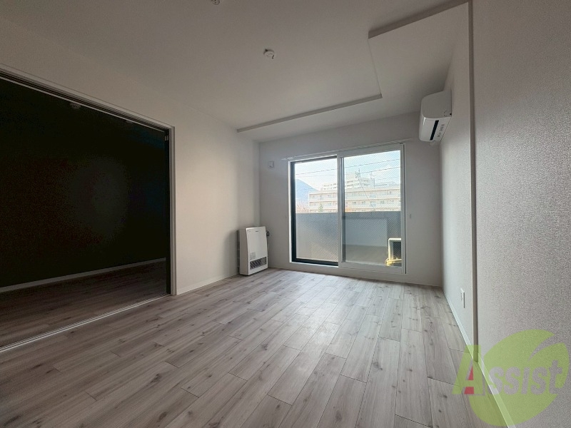 居室・リビング　エアコン付きで快適なリビングになっております！