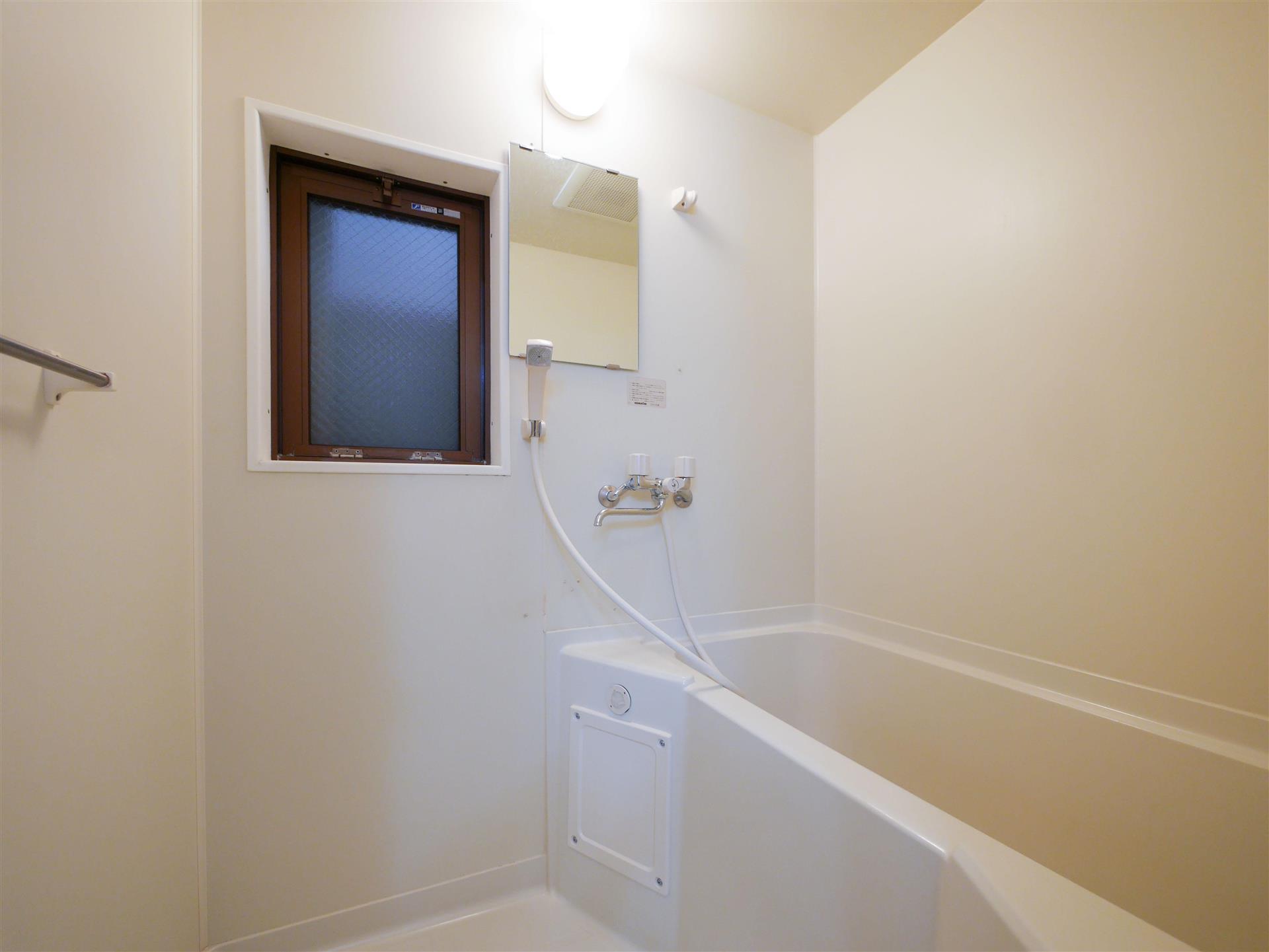 バス・シャワールーム　お風呂は小窓が付いて明るく気持ちよく使えます！