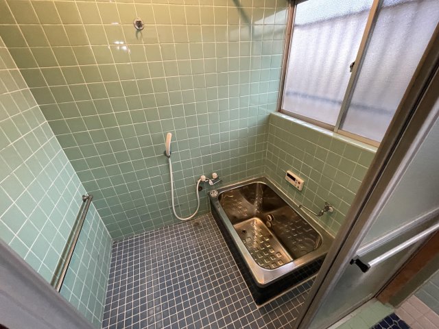 バス・シャワールーム　ピカピカの綺麗な浴槽でゆっくりお風呂に入れます