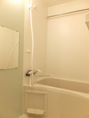 バス・シャワールーム　オシャレなカラーパネル設置の浴室です。