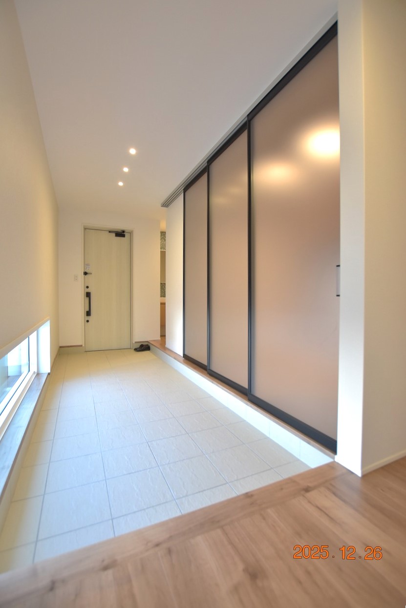 玄関　大和施工築浅ZEH戸建★太陽光発電★ユメウル不動産