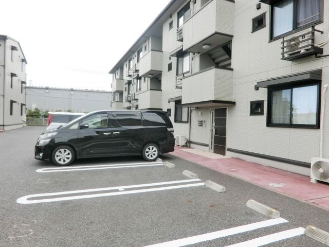 駐車場　敷地内に駐車場あります