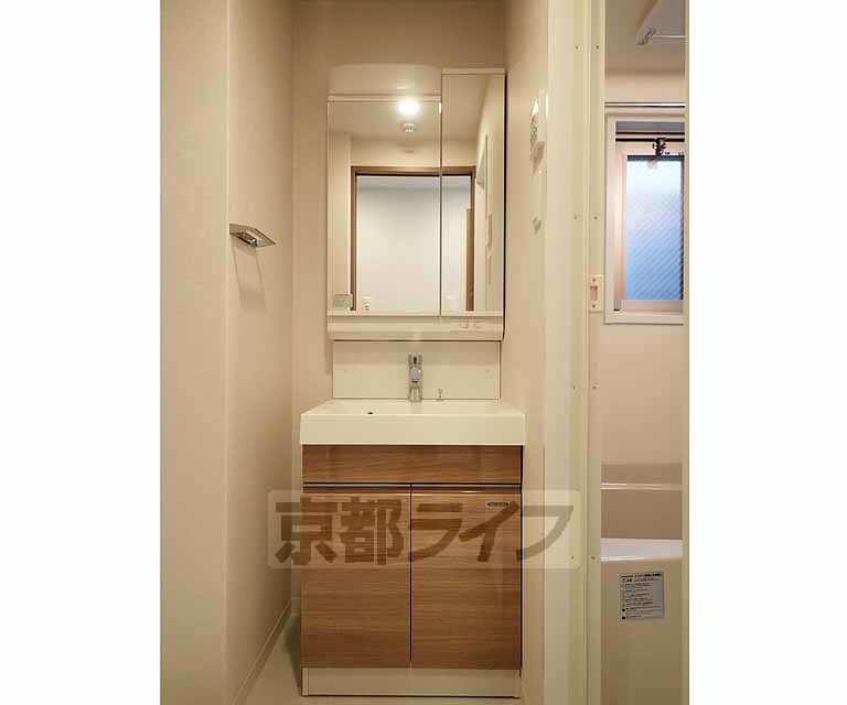 洗面設備　二面鏡です。