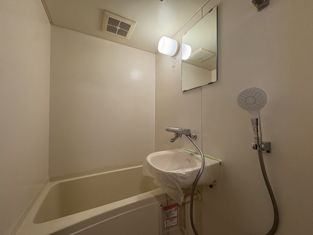 バス・シャワールーム　シャワーヘッド、シングルレバー入れ替え済♪　清潔感のある浴室