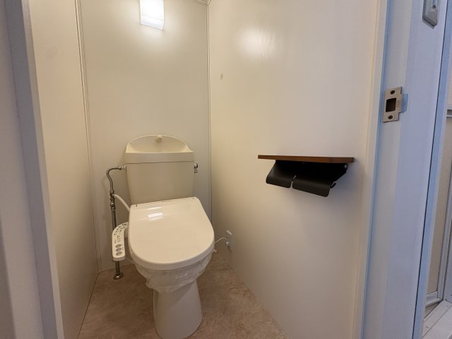 トイレ　嬉しいウォシュレットつき♪ペーパーホルダーもお洒落ですね♪